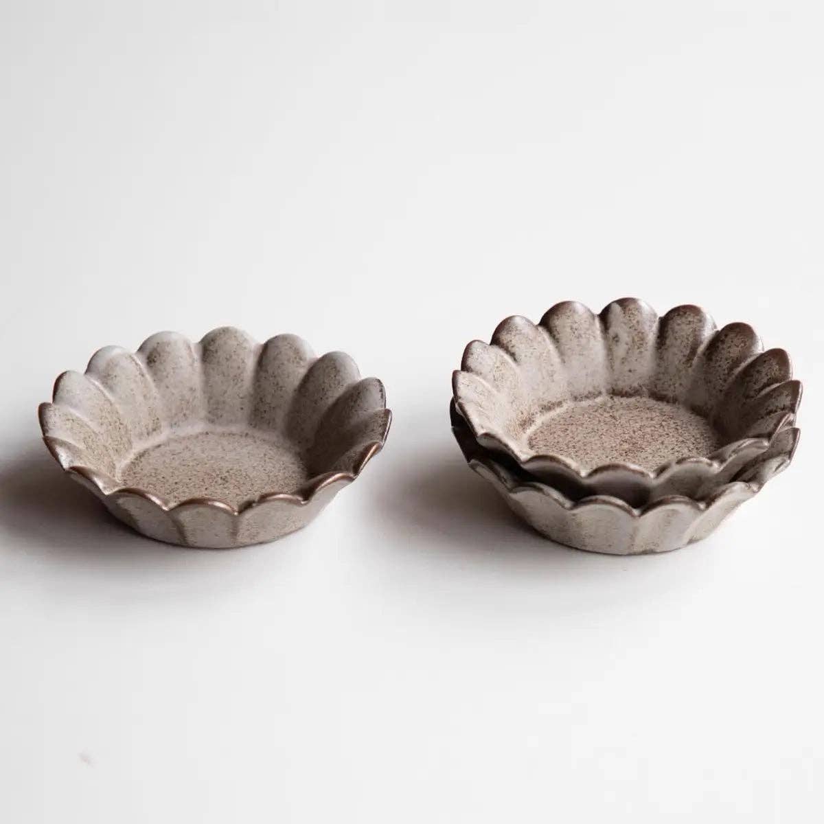 Flower pinch bowls in ceramic with fluted edges 