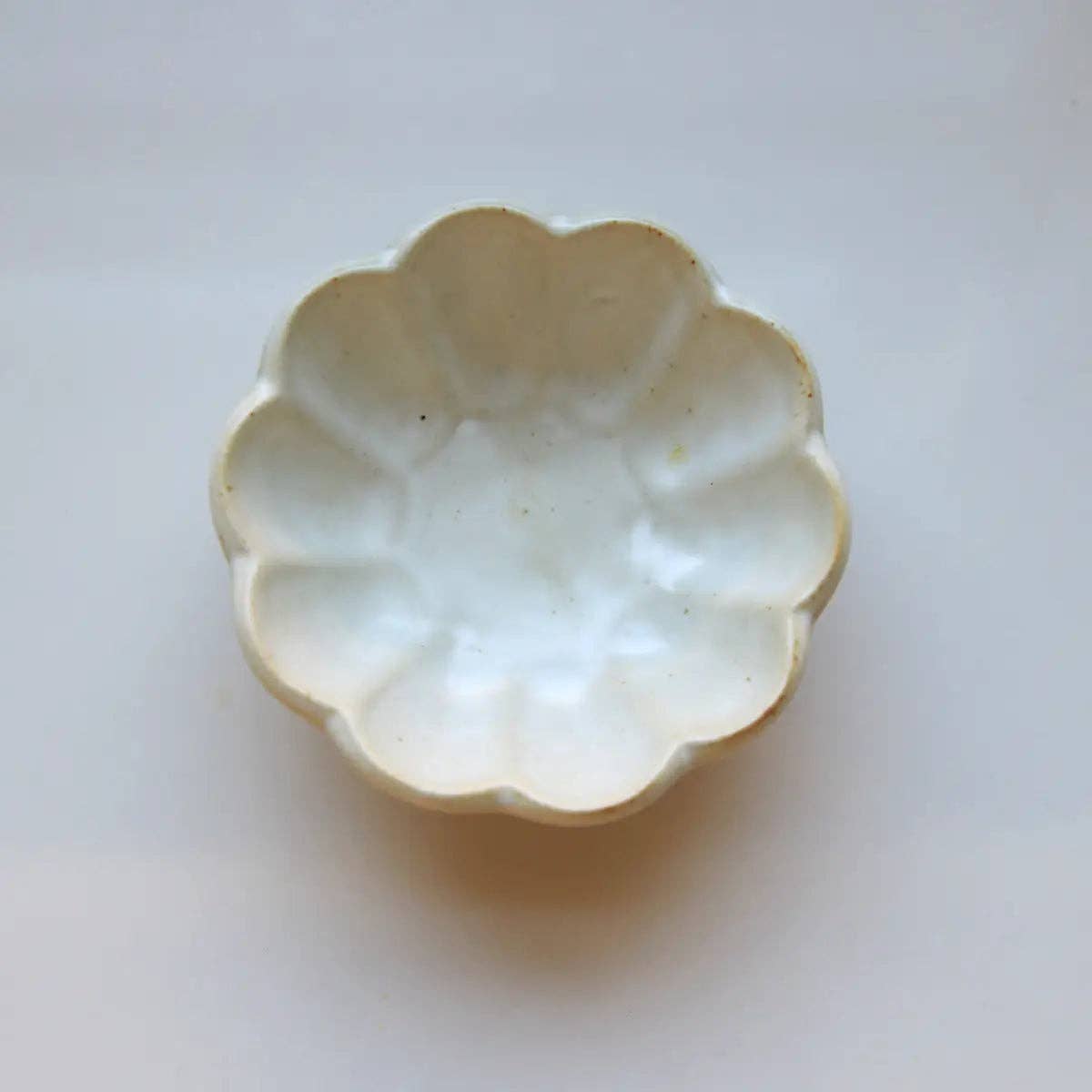 Flower petal pinch bowl with fluted petal edges 