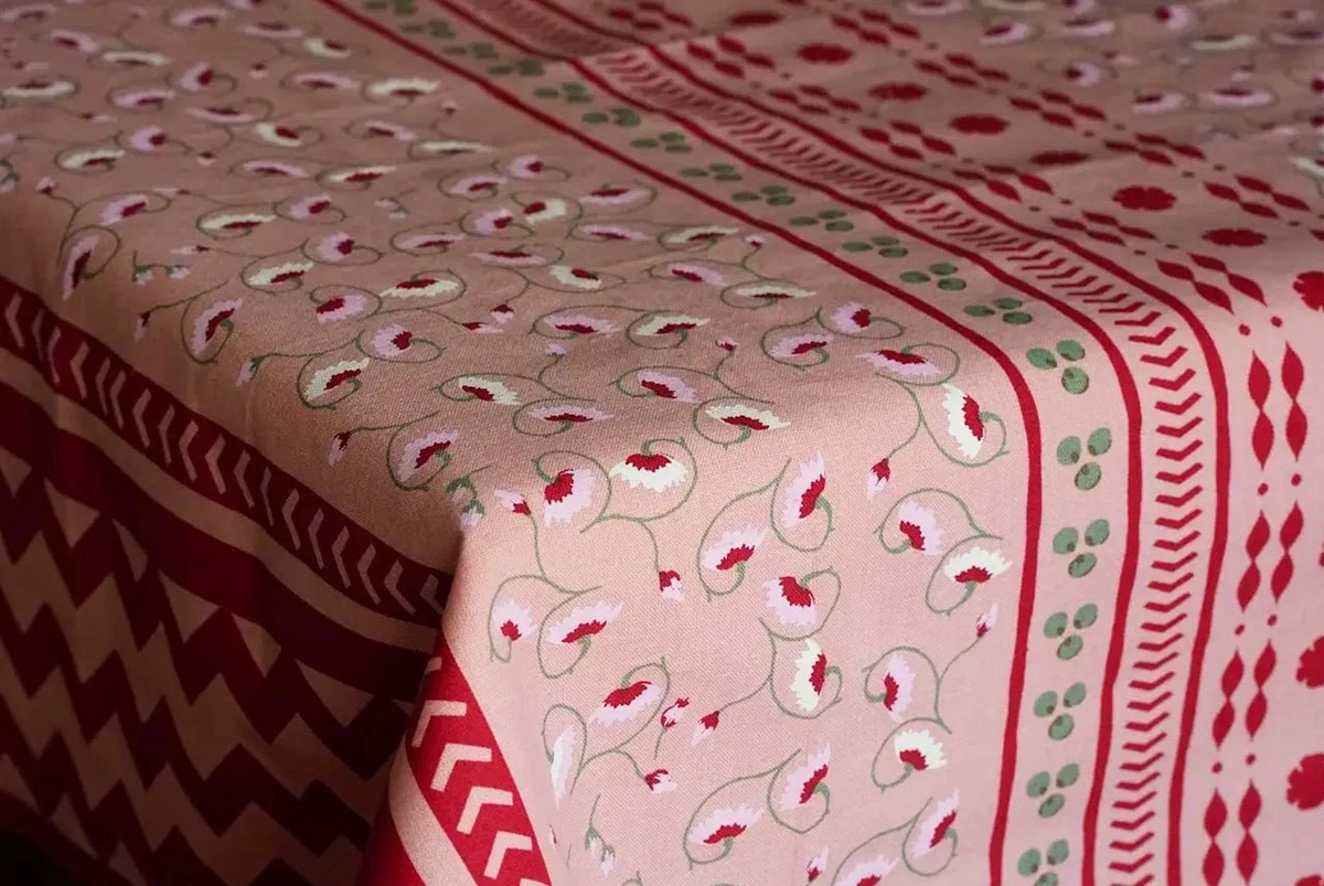 La Leccia tablecloth with zig zag in vibrant pinks